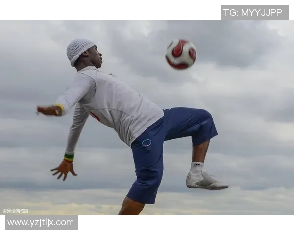 街头足球风采展现 足球球星与街头球技完美融合的精彩瞬间